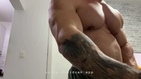 Snapshot of couplemuscle40 chatting on June 9, 1:23 pm couplemuscle40 online show from June 9, 1:23 pm