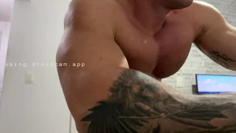 Snapshot of couplemuscle40 chatting on June 14, 10:45 pm couplemuscle40 online show from June 14, 10:45 pm