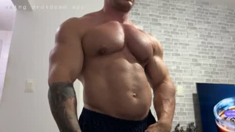 Snapshot of couplemuscle40 chatting on June 15, 10:12 pm couplemuscle40 online show from June 15, 10:12 pm