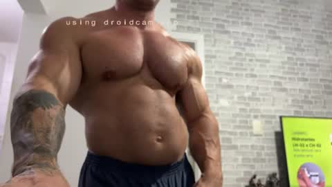 Snapshot of couplemuscle40 chatting on June 16, 11:29 pm couplemuscle40 online show from June 16, 11:29 pm