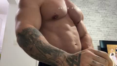 Snapshot of couplemuscle40 chatting on June 17, 7:26 pm couplemuscle40 online show from June 17, 7:26 pm