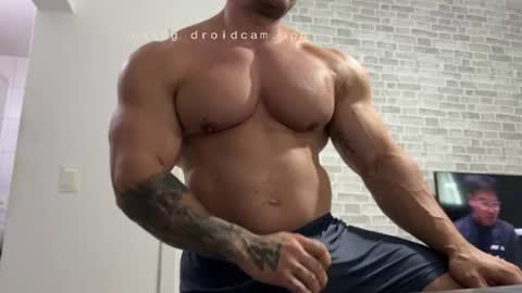 Snapshot of couplemuscle40 chatting on June 19, 3:49 pm couplemuscle40 online show from June 19, 3:49 pm