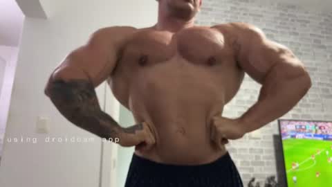 Snapshot of couplemuscle40 chatting on June 22, 6:27 pm couplemuscle40 online show from June 22, 6:27 pm