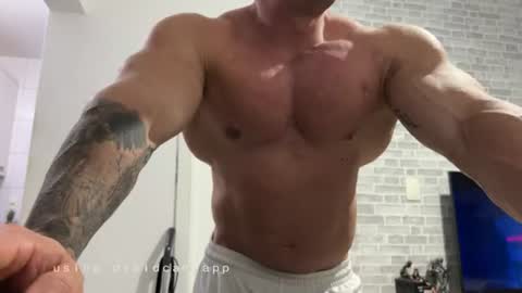 couplemuscle40 online show from July 3, 2:07 am