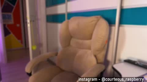 Snapshot of courteous_raspberrrry chatting on September 12, 10:48 am Rose Roys my  online show from September 12, 10:48 am