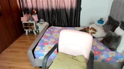 Snapshot of crazygirlsweet chatting on June 4, 2:56 pm LAURA online show from June 4, 2:56 pm