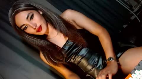 Snapshot of creamycum_celinexxx chatting on January 22, 12:27 am Celine online show from January 22, 12:27 am