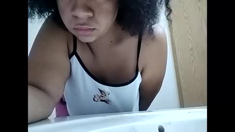 Snapshot of creamyellax chatting on February 15, 1:31 pm creamyellax online show from February 15, 1:31 pm