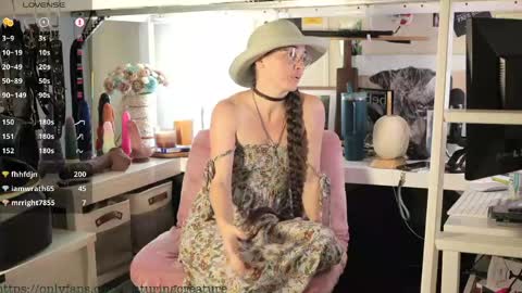 Snapshot of creature_marie chatting on May 19, 1:56 am Creature Marie online show from May 19, 1:56 am