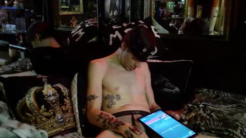 Snapshot of crescentx chatting on December 14, 2:33 pm Damien Mourningstar online show from December 14, 2:33 pm