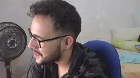 Snapshot of cris_simons chatting on December 3, 4:58 am cris_simons online show from December 3, 4:58 am