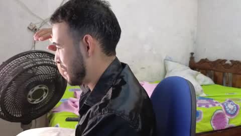 Snapshot of cris_simons chatting on January 4, 3:18 am cris_simons online show from January 4, 3:18 am