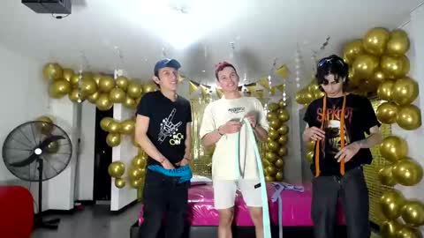 Snapshot of crismens chatting on December 23, 3:07 am crismens online show from December 23, 3:07 am