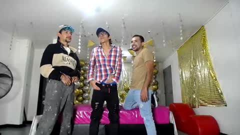 Snapshot of crismens chatting on February 7, 3:23 am crismens online show from February 7, 3:23 am