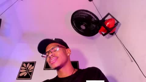Snapshot of criss_zuri chatting on May 11, 12:00 pm criss_zuri online show from May 11, 12:00 pm