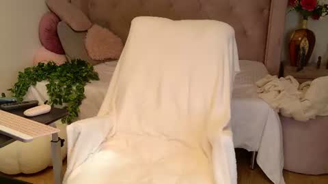 Snapshot of crissy_love chatting on July 6, 11:40 am crissy_love online show from July 6, 11:40 am