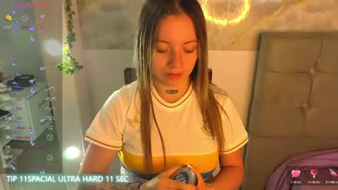 Snapshot of cristal_v_ chatting on July 4, 4:29 am Cristal online show from July 4, 4:29 am
