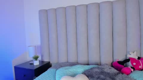 Nicole  Connection time 220pm-910pmCol online show from February 11, 7:27 pm