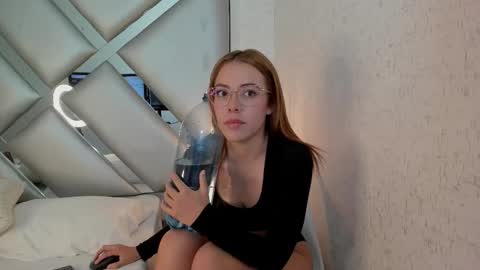 Snapshot of cristalevans_vc chatting on October 24, 3:03 am cristalevans_vc online show from October 24, 3:03 am