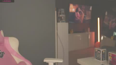 Snapshot of cristalhill chatting on November 29, 11:41 pm Laura online show from November 29, 11:41 pm