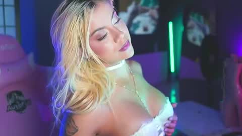 Snapshot of cristalhill chatting on December 21, 12:18 am Laura online show from December 21, 12:18 am