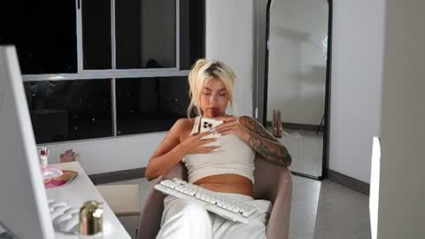 Snapshot of cristalhill chatting on February 27, 3:39 am Laura online show from February 27, 3:39 am