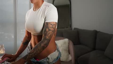 Snapshot of cristalhill chatting on March 2, 4:58 pm Laura online show from March 2, 4:58 pm