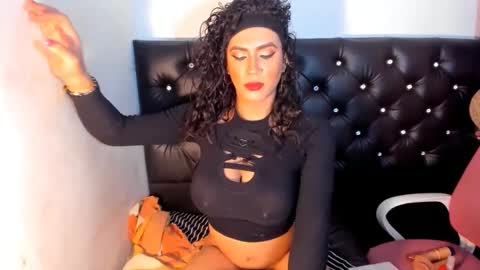 cristallwright online show from December 16, 9:52 pm