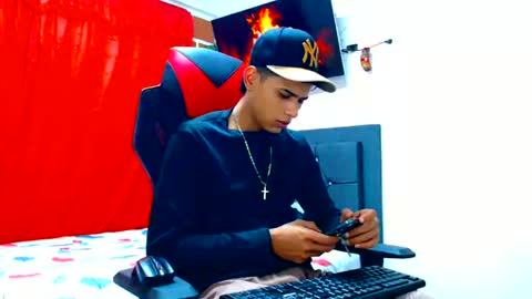 Snapshot of cristiantayron chatting on June 13, 12:30 am cristian online show from June 13, 12:30 am