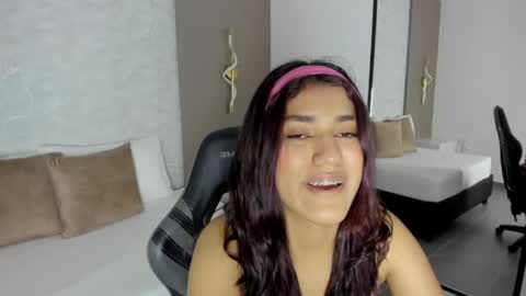 Snapshot of cristin_collins chatting on May 19, 9:32 pm C R I S T I N online show from May 19, 9:32 pm