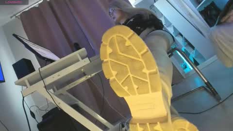 Snapshot of cruel_siren chatting on October 11, 5:39 am Cruel Siren online show from October 11, 5:39 am