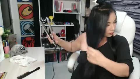 Snapshot of cruela_deviil chatting on June 3, 8:36 pm cruela_deviil online show from June 3, 8:36 pm