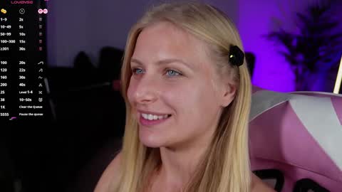 Snapshot of crystal_blond chatting on April 10, 8:35 pm Crystal online show from April 10, 8:35 pm