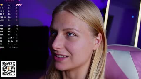Snapshot of crystal_blond chatting on April 12, 7:08 pm Crystal online show from April 12, 7:08 pm