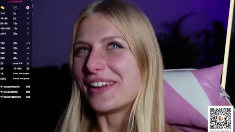 Snapshot of crystal_blond chatting on April 16, 9:39 pm Crystal online show from April 16, 9:39 pm