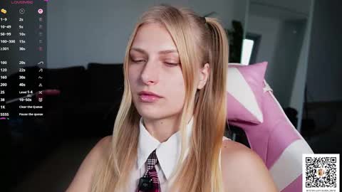 Snapshot of crystal_blond chatting on April 17, 6:44 pm Crystal online show from April 17, 6:44 pm