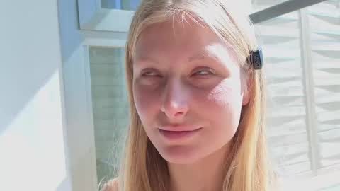 Snapshot of crystal_blond chatting on April 18, 3:05 pm Crystal online show from April 18, 3:05 pm