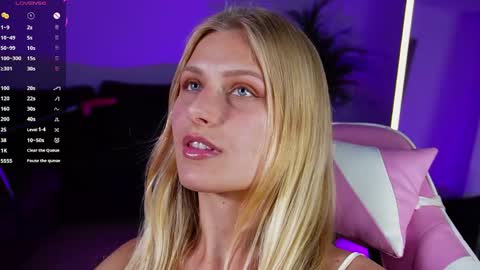 Snapshot of crystal_blond chatting on April 20, 7:59 pm Crystal online show from April 20, 7:59 pm