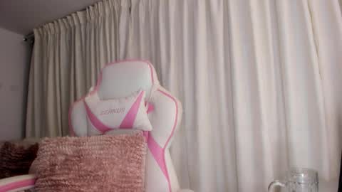 Snapshot of crystal_foster chatting on February 15, 7:51 am angie online show from February 15, 7:51 am