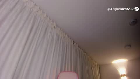 Snapshot of crystal_foster chatting on March 21, 4:17 am angie online show from March 21, 4:17 am