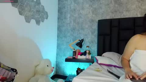 Snapshot of crystalboow chatting on May 31, 10:55 pm Crystal online show from May 31, 10:55 pm