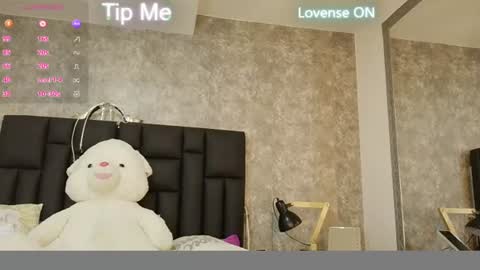 Snapshot of crystalboow chatting on June 18, 1:04 pm Crystal online show from June 18, 1:04 pm