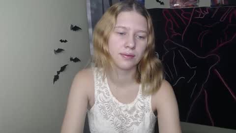 Snapshot of crystalgirl__ chatting on November 18, 7:24 am Stella online show from November 18, 7:24 am