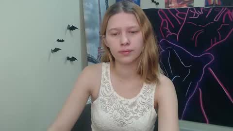 Snapshot of crystalgirl__ chatting on November 19, 7:19 am Stella online show from November 19, 7:19 am