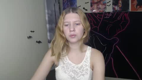 Snapshot of crystalgirl__ chatting on November 25, 7:19 am Stella online show from November 25, 7:19 am