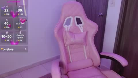 Snapshot of crystalitesq chatting on February 17, 11:42 pm Olivia  online show from February 17, 11:42 pm