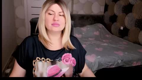 Snapshot of crystallleyes chatting on October 3, 2:41 am CrystalllEyes online show from October 3, 2:41 am