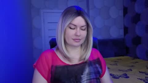 Snapshot of crystallleyes chatting on October 19, 2:12 am CrystalllEyes online show from October 19, 2:12 am