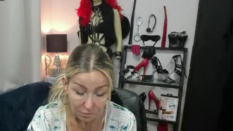 Snapshot of crystalxohotty chatting on May 7, 4:40 am CrystalHotty online show from May 7, 4:40 am