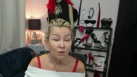 Snapshot of crystalxohotty chatting on May 14, 4:41 am CrystalHotty online show from May 14, 4:41 am